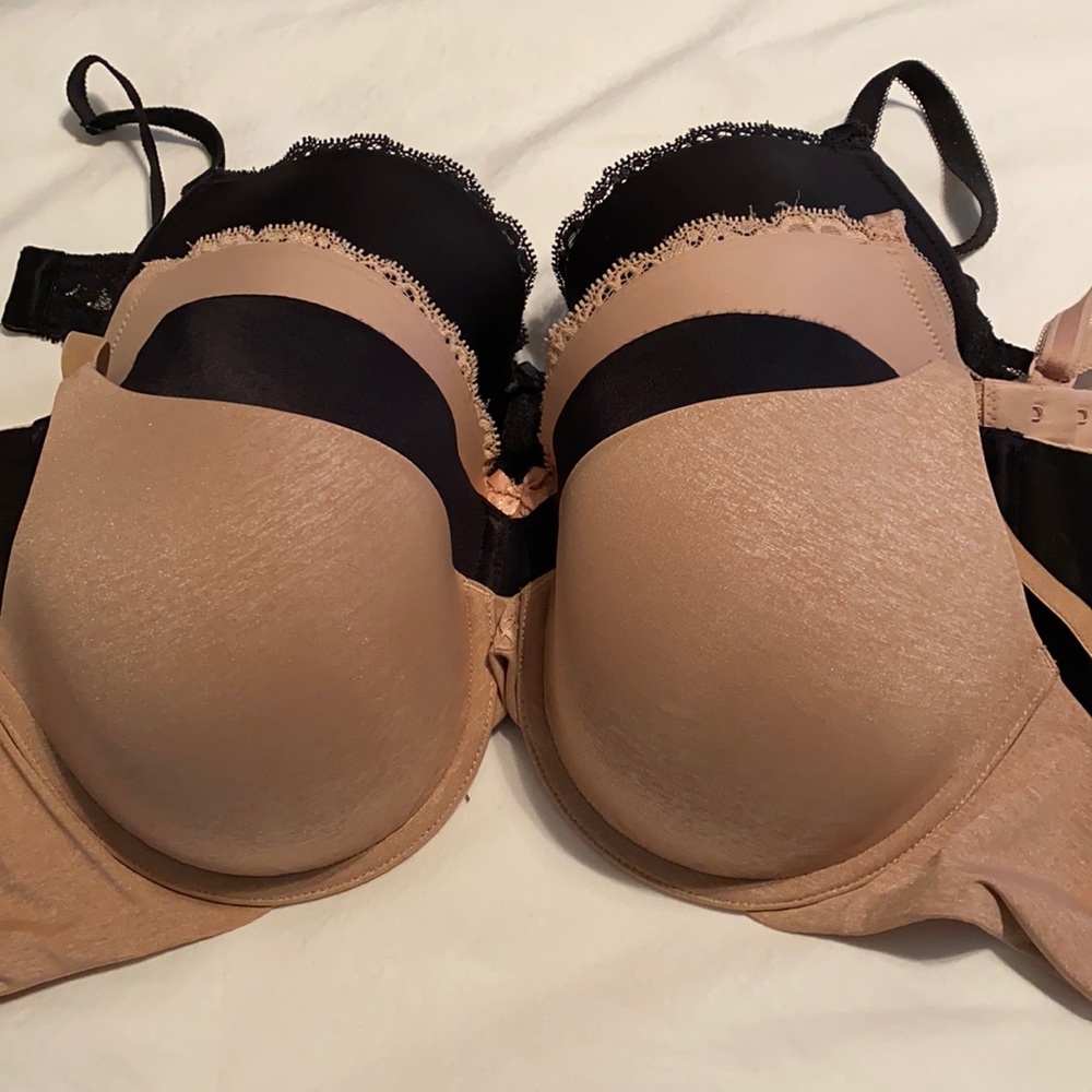 Victoria’s Secret Bras. 1 strapless black bra included in the 4.